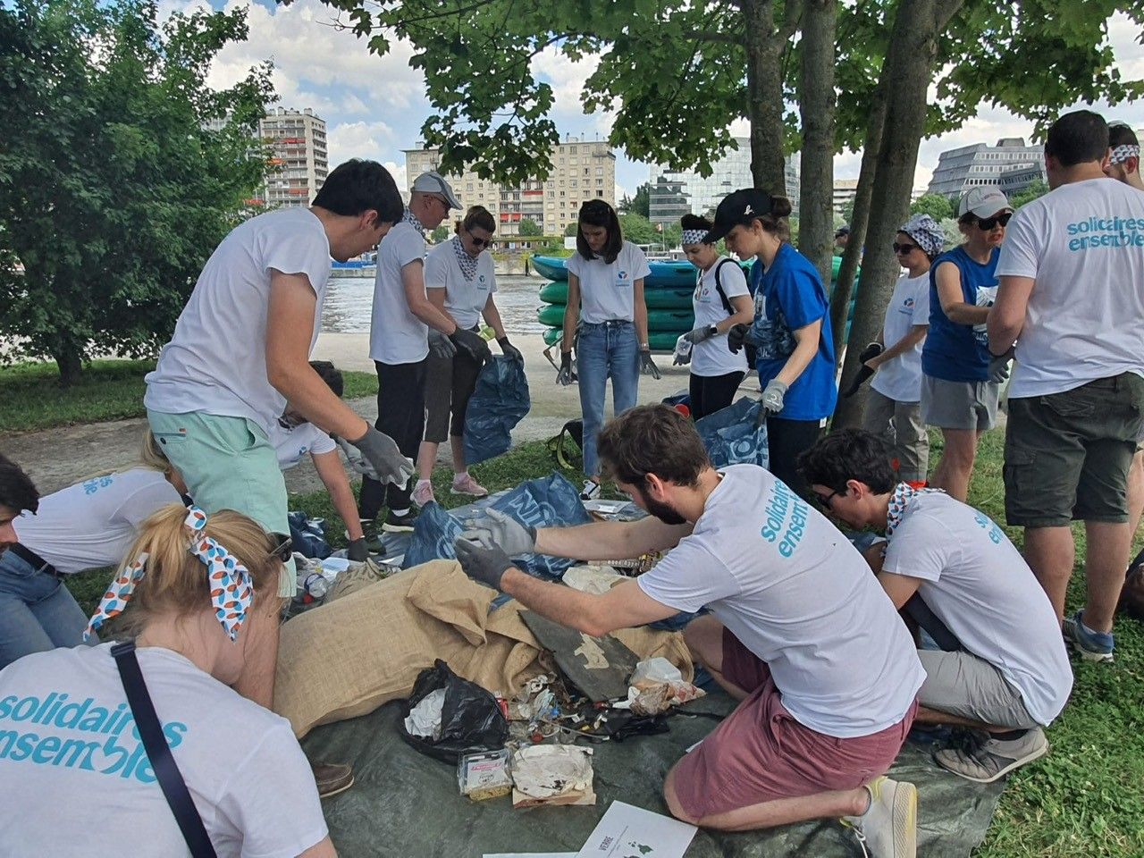 Collectez des déchets à pied autour de l'étang de Trivaux
