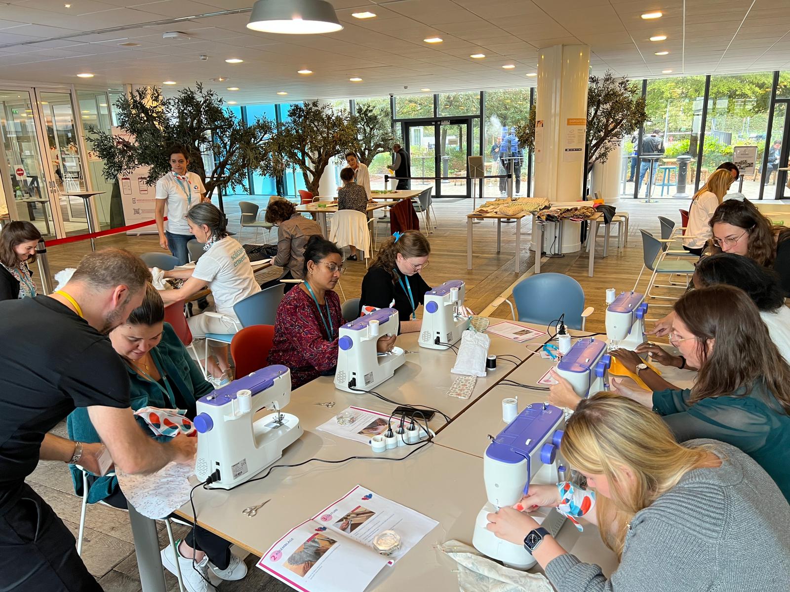 Confectionner des “coussins-coeurs” et des tote-bags pour des femmes opérées d’un cancer du sein